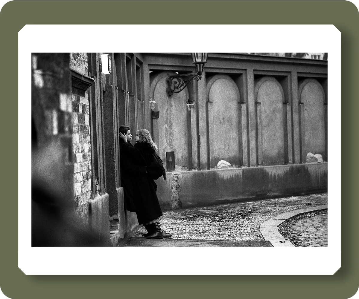 Czechoslovakia, Prague,1989 during the Velvet Revolution, the fall of communism in Eastern Europe. Lovers outside the Jewish Cemetery in U Stareho Hrbitova. pd3024466  Credit: Brian Harris / Topfoto 