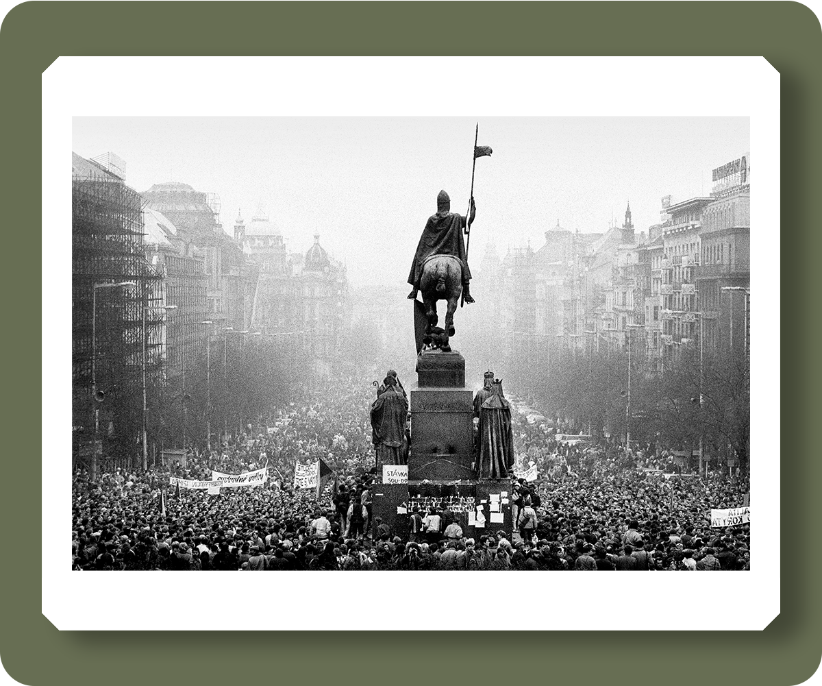 Czechoslovakia, Prague,1989 during the Velvet Revolution, the fall of communism in Eastern Europe. pd3026029  Credit: Brian Harris / The Independent / Topfoto