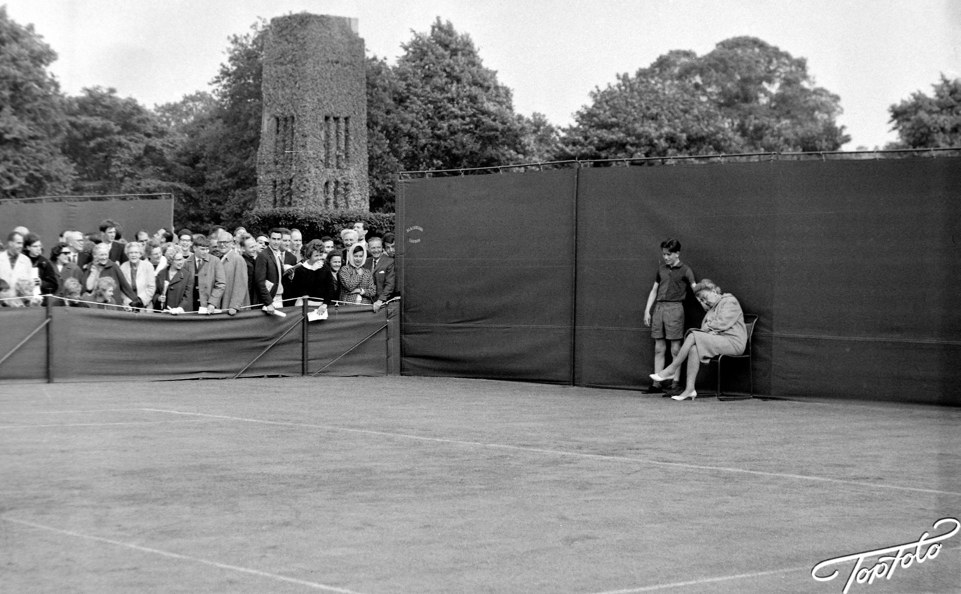 TENNIS SINGLES LINESWOMAN FALLS ASLEEP DOROTHY CAVIS-BROWN - TENNIS PLAYER IN ACTION AT LAWN TENNIS CHAMPIONSHIPS AT WIMBLEDON IN LONDON ; 22 JUNE 1964